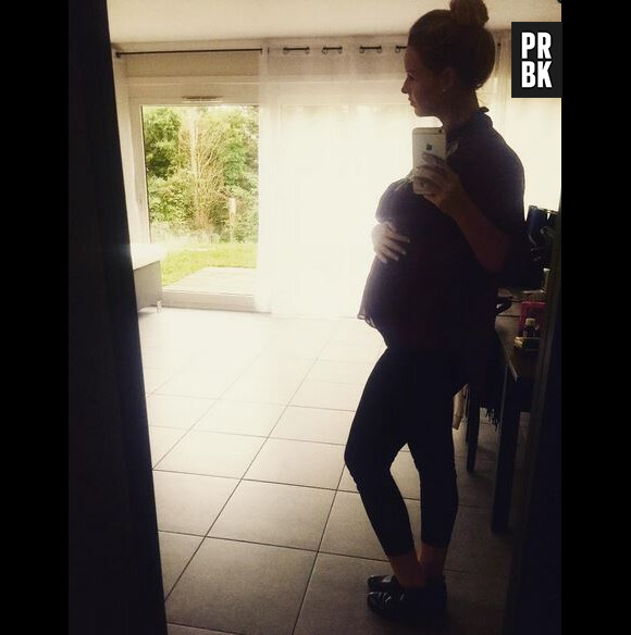 Aurélie Van Daelen enceinte : photo de son ventre rond pour fêter ses 6 mois de grossesse, le 24 septembre 2015, sur Instagram