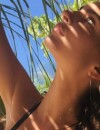 Emily Ratajkowski topless et en bikini sur Instagram