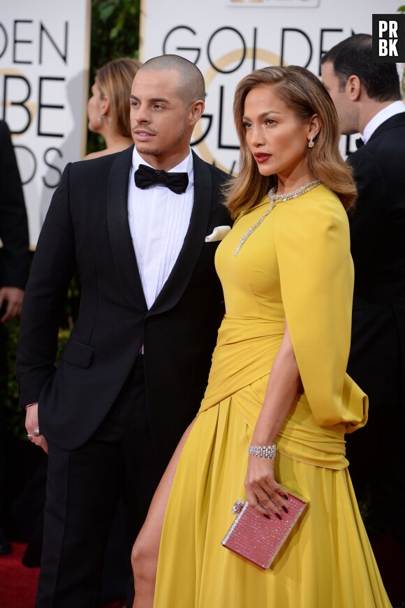 Jennifer Lopez et Casper Smart sur le tapis-rouge des Golden Globes 2016 le 10 janvier à Los Angeles