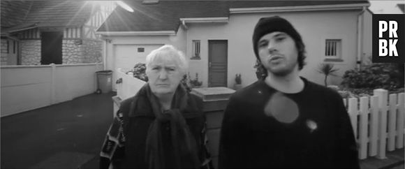Orelsan et sa mamie dans le clip de J'essaye, j'essaye (Comment c'est loin)