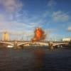 Un bus explose sur le Lambeth Brigde à Londres pour le tournage de The Foreigner avec Jackie Chan et Pierce Brosnan