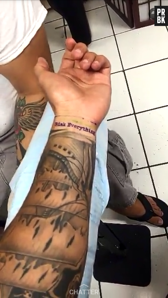 Les Anges 8 : Ricardo se fait un tatouage en commun avec Nehuda à Hawaï