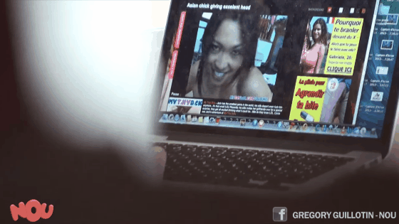 Regarder un porno en public, la caméra cachée de la chaine Youtube Nou