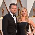 Leonardo DiCaprio et Kate Winslet posent sur le tapis rouge des Oscars le 28 février 2016