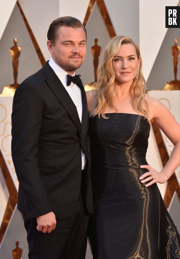 Leonardo DiCaprio et Kate Winslet posent sur le tapis rouge des Oscars le 28 février 2016