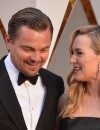 Leonardo DiCaprio et Kate Winslet complices sur le tapis rouge des Oscars le 28 février 2016