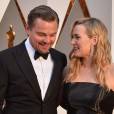 Leonardo DiCaprio et Kate Winslet complices sur le tapis rouge des Oscars le 28 février 2016