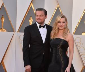 Leonardo DiCaprio et Kate Winslet prennent la pose sur le tapis rouge des Oscars le 28 février 2016