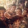 Rayane Bensetti prend la pose avec des enfants en Inde pour le tournage de Coup de foudre à Jaipur