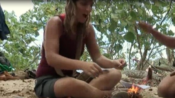 The Island 2 : les femmes allument un feu avec une serviette hygiénique et bronzent topless