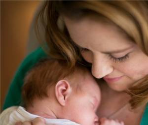 Sarah Drew pose avec sa fille Hannah après sa naissance