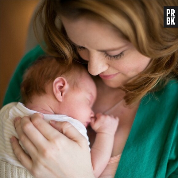 Sarah Drew pose avec sa fille Hannah après sa naissance
