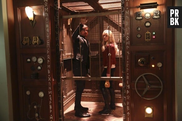 Once Upon a Time saison 5, épiosde 20 : Emma (Jennifer Morrison) et Hook (Colin O'Donoghue) sur une photo