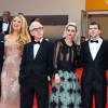 Kristen Stewart, entourée de Woody Allen, Blake Lively, Jesse Eisenberg, Corey Stoll et Pierre Lescure, lors de la montée des marches à Cannes pour Cafe Society.