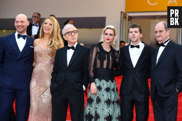 Kristen Stewart, entourée de Woody Allen, Blake Lively, Jesse Eisenberg, Corey Stoll et Pierre Lescure, lors de la montée des marches à Cannes pour Cafe Society.