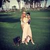 Paris Hilton prend la pose avec ses chiens