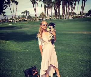 Paris Hilton prend la pose avec ses chiens