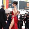 Bella Hadid : sa robe échancrée star sur le tapis rouge du Festival de Cannes le 18 mai 2016