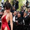 Bella Hadid : sa robe échancrée star du tapis rouge du Festival de Cannes le 18 mai 2016