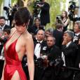 Bella Hadid : sa robe échancrée star du tapis rouge du Festival de Cannes le 18 mai 2016