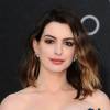 Anne Hathaway s'en prend aux Kardashian sur Instagram