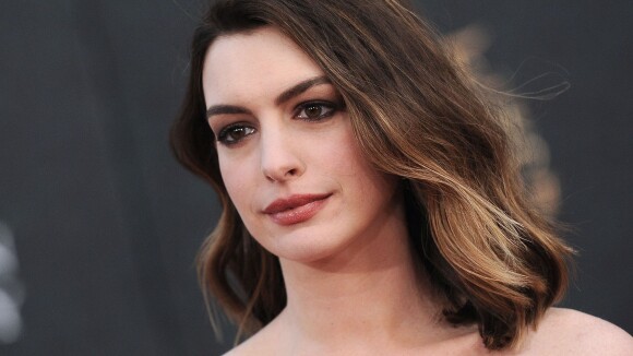 Anne Hathaway clashe les Kardashian et provoque la colère des fans