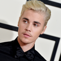Justin Bieber jette le cadeau d'une fan sous ses yeux : la vidéo polémique
