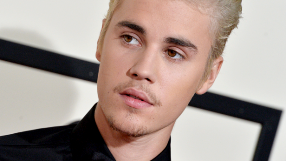 Justin Bieber jette le cadeau d'une fan sous ses yeux : la vidéo polémique