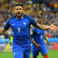 M. Pokora, Serge Aurier... Les stars fêtent la victoire de la France face à la Roumanie