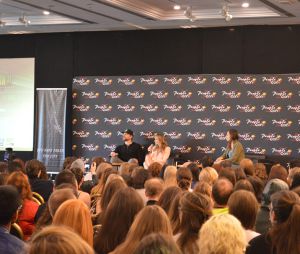 Teddy Sears et Shantel VanSanten en plein panel à la convention Super Heroes Con 2 le 11 juin 2016