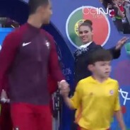 Euro 2016 : Cristiano Ronaldo craque pour une hôtesse pendant le match Portugal - Islande 😍