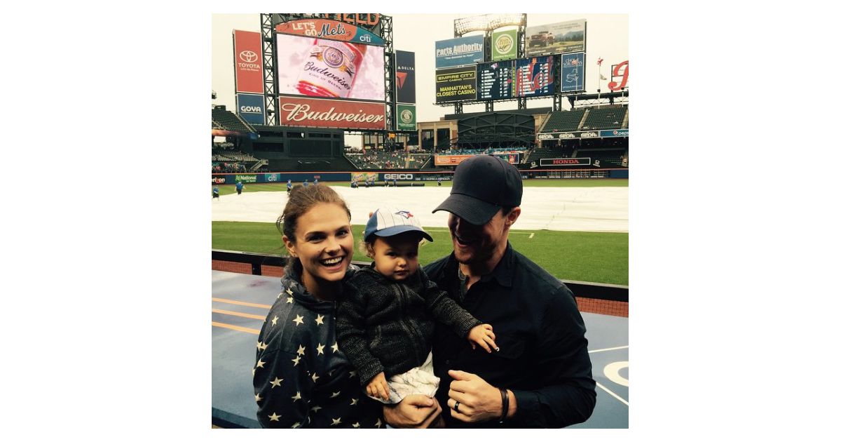 Stephen Amell et Cassandra Jean parents d'une petite fille Purebreak