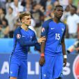 Antoine Griezmann console Paul Pogba après la défaite des Bleus en finale de l'Euro 2016