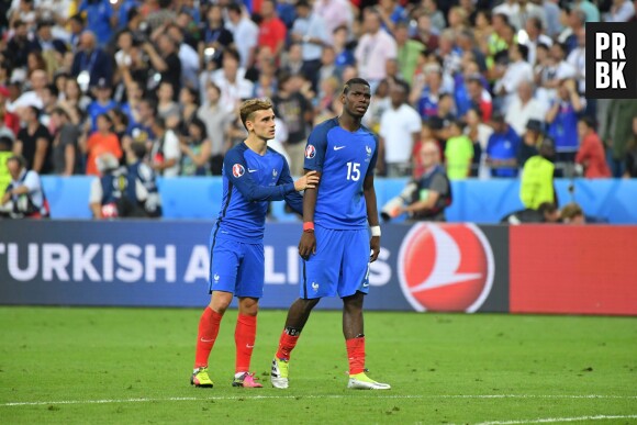 Antoine Griezmann console Paul Pogba après la défaite des Bleus en finale de l'Euro 2016