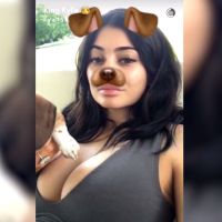 Kylie Jenner : ses énormes seins sur Snapchat relancent la rumeur de chirurgie, elle réagit