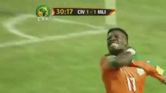 Serge Aurier mime un égorgement en plein match et fait polémique