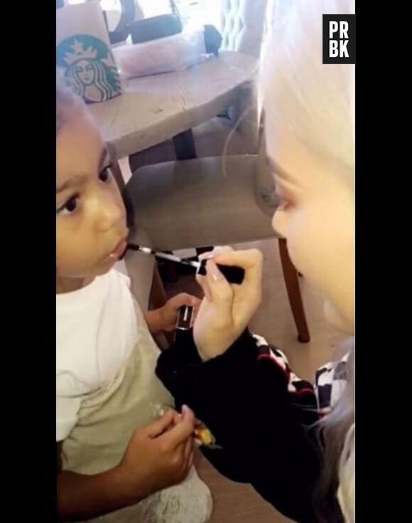 Kylie Jenner donne des cours de maquillage à North West, la fille de Kim Kardashian et Kanye West.