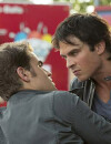 The Vampire Diaries saison 8, épisode 5 : Damon (Ian Somerhalder) et Stefan (Paul Wesley) sur une photo