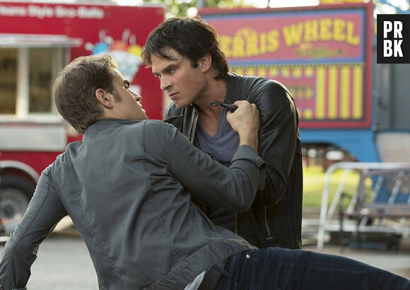 The Vampire Diaries saison 8, épisode 5 : Damon (Ian Somerhalder) et Stefan (Paul Wesley) sur une photo