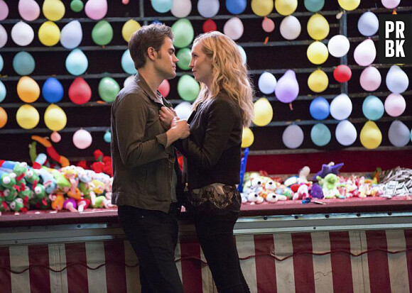 The Vampire Diaries saison 8, épisode 5 : Stefan (Paul Wesley) et Caroline (Candice Accola) sur une photo