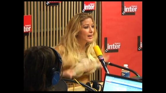  Loana montre ses seins ... à la radio !