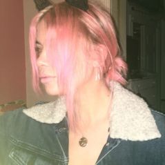 Ashley Benson (Pretty Little Liars) ose les cheveux rose pour son anniversaire 💇