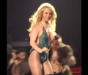 Britney Spears : oups, son sein s'échappe en plein concert !