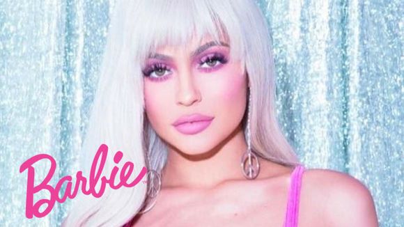Kylie Jenner blonde et toutes fesses dehors : elle se transforme en poupée Barbie sexy