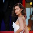 Bella Hadid prend la pose au Festival de Cannes le 17 mai 2017