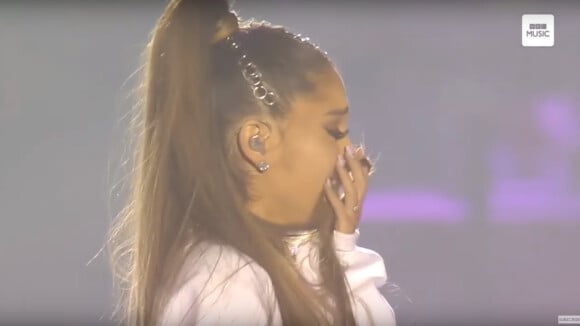 Ariana Grande en larmes lors du concert hommage One Love Manchester