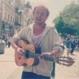 Tom Felton donne un mini-concert dans les rues de Prague et poste la vidéo sur Instagram