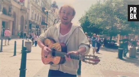 Tom Felton donne un mini-concert dans les rues de Prague et poste la vidéo sur Instagram