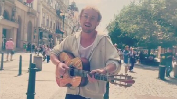 Tom Felton : la star d'Harry Potter chante incognito dans les rues de Prague