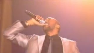 Wayne Beckford enflamme les plateaux TV avec son tube Dynamite